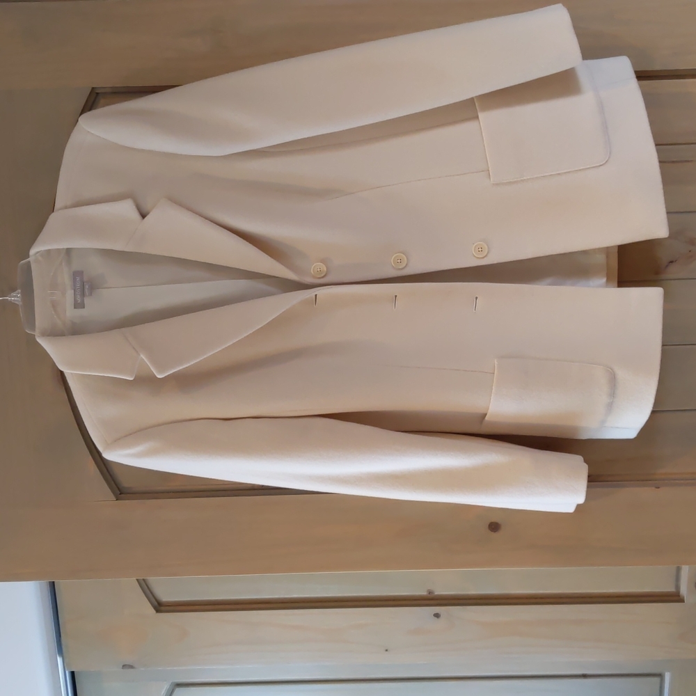 Women's blazer in off white with front pockets. It's made of wool and cashmere.